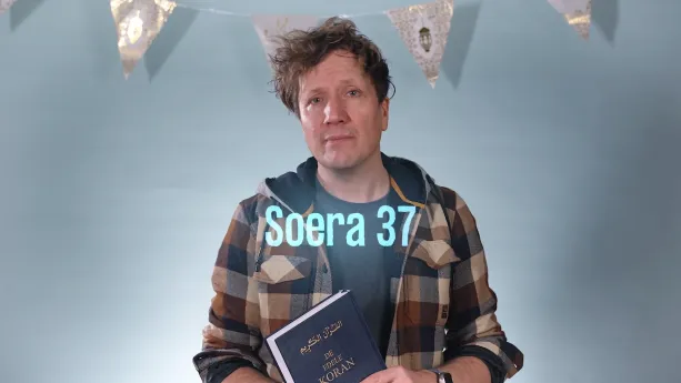 Een foto van een presentator die het boek "de edele koran" in zijn handen heeft. Op de achtergrond hangen slingers die moslims kunnen ophangen tijdens het Offerfeest. In het midden van de foto staat de tekst "Soera 37".