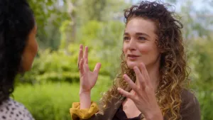 Een foto van neurobioloog Brankele Frank die vol in beeld staat in een park. Brankele praat met presentator Ciana die links op de foto naar Brankele toegedraaid staat.