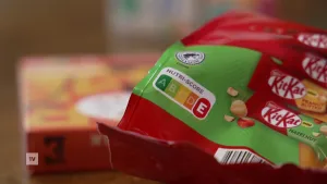 Een foto van de Nutri-score op een pak Kitkat die van dichtbij is genomen. De scores gaan van A tot en met E en op dit product wordt E als score gegeven.