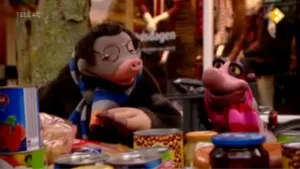 Een foto van Moffel de mol en Piertje de worm die aan een tafel staan waar allemaal potten eten op staan.