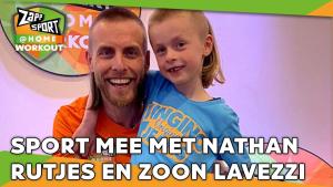 Foto scène uit Zapp Sport van Nathan Rutjes en zijn zoon in sportkleding op het toneel met de tekst "sport mee met nathan rutjes en zoon lavezzi".
