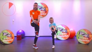 Foto van scène uit Zapp Sport van Nathan Rutjes en zijn zoon in sportkleding op het toneel workout aan het doen, in beeld aantal keren het logo van Zapp Sport.
