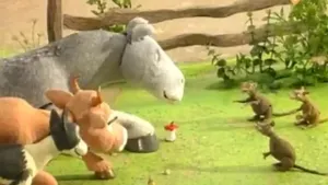 Een foto van een televisie programma gemaakt met de poppen van dieren. Er is een hond, koe en paard te zien die aan het praten zijn met drie ratten.