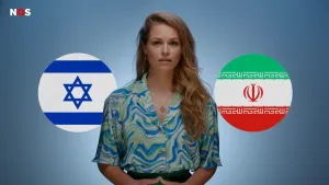 Een foto van een presentator met links en rechts de vlaggen van Israël en Iran.