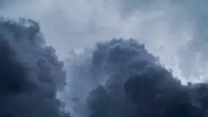 Een foto van donkere wolken.