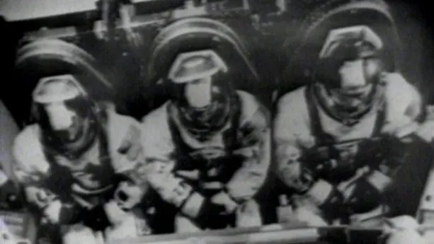 Een foto van astronauten in de cockpit van de Space Shuttle tijdens de eerste ruimtereis naar de maan met een succesvolle maanlanding in 1969. Neil Armstrong en Buzz Aldrin waren de eerste mannen op de maan, in totaal zijn er twaalf mannen geweest.