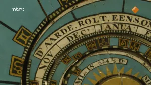 Een foto van een deel van een planetarium. Het lijkt op een klok, maar dan met symbolen voor planeten en sterrenbeelden. Een planetarium is een apparaat waarmee de sterrenhemel wordt getoond. Op dit deel staan de teksten nov, dec en janua.