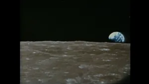 Een foto van het maanoppervlak. Rechts op de foto is op de horizon de aarde te zien.