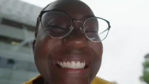 Een foto van het gezicht van presentatrice Tirsa die met een brede lach te zien is. 