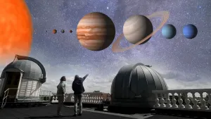 Een foto van twee mannen op het dak van een sterrenwacht die naar de lucht kijken. In de lucht is een animatie van ons zonnestelsel zichtbaar. Daarin zijn op een rij naast de zon links, de manen Europa en Enceladus van Jupiter en Saturnus zichtbaar.
