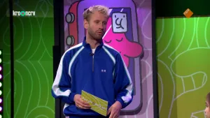 Een foto van presentator Daan die het Raad Eens Wat Ik Doe spel presenteert.