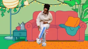 Een animatie die een combinatie is van een tekening en een foto. Op de tekening is een woonkamer met een rode bank te zien en op de getekende bank zit presentator Eva. 