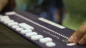 Een foto met daarop een toetsenbord met toetsen in brailleschrift. Het toetsenbord is gemaakt voor mensen die blind zijn en braille kunnen lezen met hun vingers.