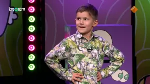 Een foto van een kandidaat die in de studio staat van het Raad Eens Wat Ik Doe spel.