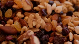 Een foto van verschillende soorten noten, rozijnen en krenten. Een mengsel van noten, krenten, rozijnen en gedroogde vruchten wordt studentenhaver genoemd.