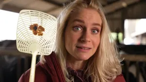 Foto van vliegenmepper met een vlek en vlieg erop en presentator Janouk met blik van walging.