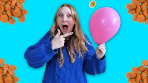 Foto van presentator Rosalie die wijst naar roze ballon in haar hand