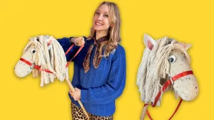 Foto van presentator die een stokpaardje vasthoudt.