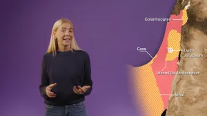 Foto van presentatrice voor een kaart van Israel en Palestijnse gebieden.