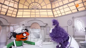 Oranje-groene pop en paarse pop praten met elkaar in de studio van PatsBoemKledder!.