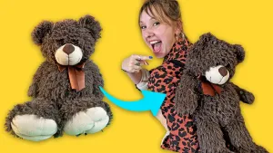 Foto van een knuffelbeer en presentator Rosalie die de knuffel op haar rug draagt. Er is een pijl van de knuffelbeer naar Rosalies rug.