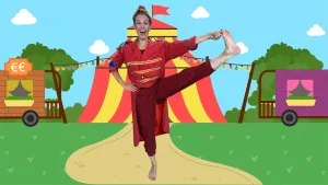 Een foto van presentator Roos in een yogapose. Achter haar is een tekening van een circustent met wagens.