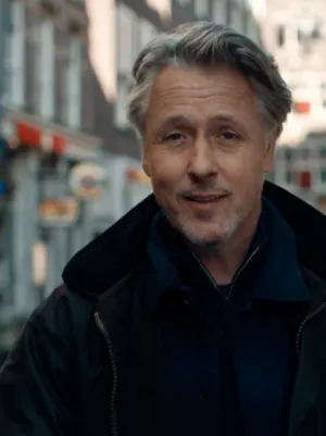 Foto van presentator Daan Schuurmans in een Amsterdamse straat.