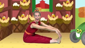 Een foto van presentator Roos die op de grond zit. Ze raakt haar tenen aan met haar benen recht. Achter haar is een animatie van een boerderij met veel kippen in nesten.