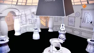 Foto van de set van PatsBoemKledder met tekeningen aan de muren en witte objecten zoals een gitaar verspreid over de ruimte. Bovenin hangt een gewicht van 1000 kilogram.