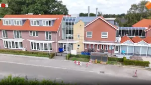 Foto vanuit vogelperspectief van een gebouw, voormalig hotel 't Elshuys.