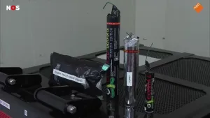 Foto van zwaar vuurwerk op een tafel, waaronder Cobra-vuurwerk.