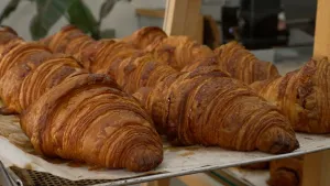Foto van verse croissantjes in vitrine.