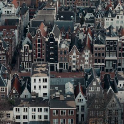 Luchtfoto van grachtengordel in Amsterdam met gevels en grachten.