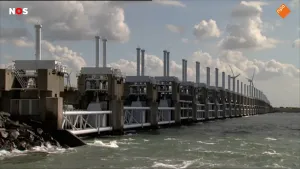 Foto van de een grote muur in de zee die tot aan de horizon doorloopt.