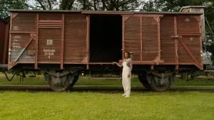 Astrid staat naast een veewagon