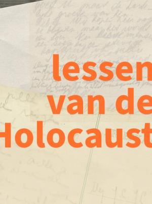 Oude brieven met daarop oranje letters