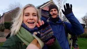 Janouk en Bram zijn te zien op deze afbeelding, ze zwaaien naar de camera en kijken vrolijk.