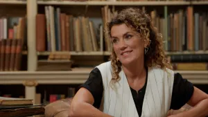 Foto van presentatrice Tatum Dagelet in een oude bibliotheek.