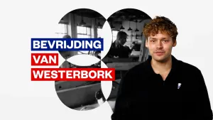 Foto van presentator Soy Kroon voor een zwartwitbeeld van kamp Westerboek met daaroverheen de tekst 'bevrijding van Westerbork'.