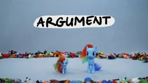 Foto van stopmotionanimatie waarin twee mylittleponypoppetjes naast elkaar staan op lichtblauwe ondergrond, bovenin beeld staat met stift het woord 'argument' geschreven.