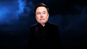 Foto van Elon Musk, witte man met bruin haar, op een achtergrond van donkere wolkenluchten.