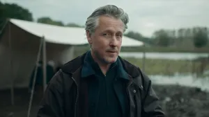 Still van presentator Daan Schuurmans, hij staat voor een sort tent bij een riviertje.