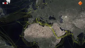 Satellietbeeld van Europa, Midden-Oosten en Noord-Afrika met gele lijntjes door de zeeën en oceanen.