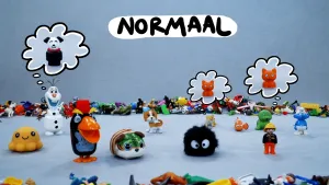 Illustratie van poppetjes op lichtblauwe achtergrond met denkwolkjes met hondjes en katjes en het woord 'normaal' erboven.