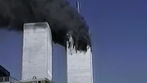 Twee torens. Uit één toren komt rook.