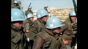 Soldaten met blauwe helmen met daarop 'UN'.