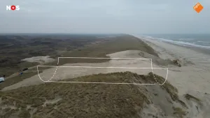 Foto uit de lucht van een duin aan de zee waar een stuk weg gegraven is. Over die plek is een illustratie van een halve pijp getekend.