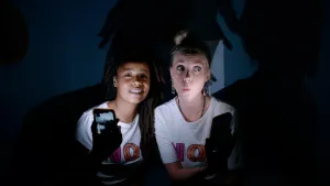 Foto van presentatrices Janouk en Eva in het donker.