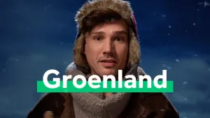 Presentator Lucas met warme wintermuts en het woord 'Groenland' voor hem in beeld.