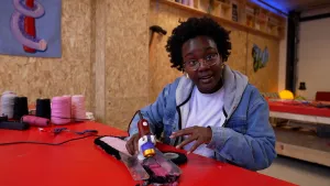 Foto van presentatrice Tirsa die haar getufte skateboard aan het scheren is.